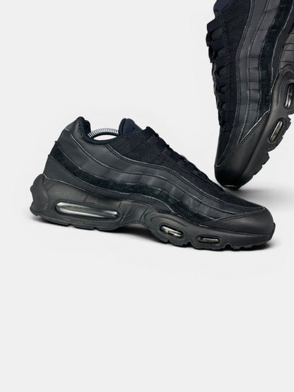 Nike Air Max 95 Essential Triple Black — buty sportowe męskie w bardzo dobrym stanie rozmiar 44.5, wewnętrzny panel lewego buta