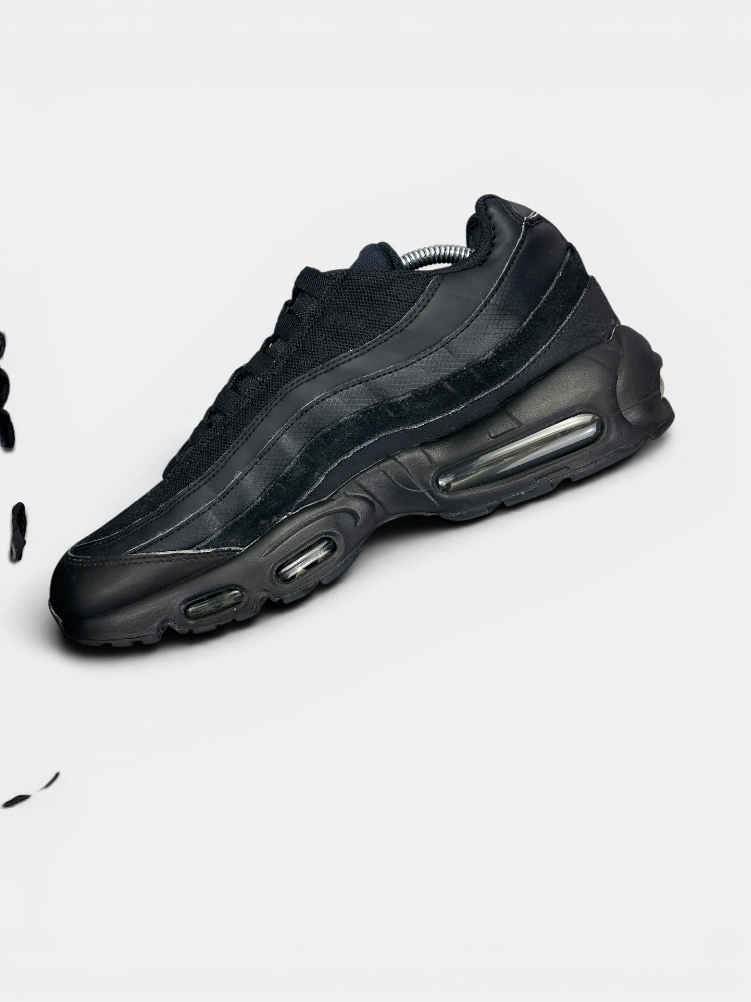 Nike Air Max 95 Essential Triple Black — buty sportowe męskie w bardzo dobrym stanie rozmiar 44.5, wewnętrzny panel prawego buta
