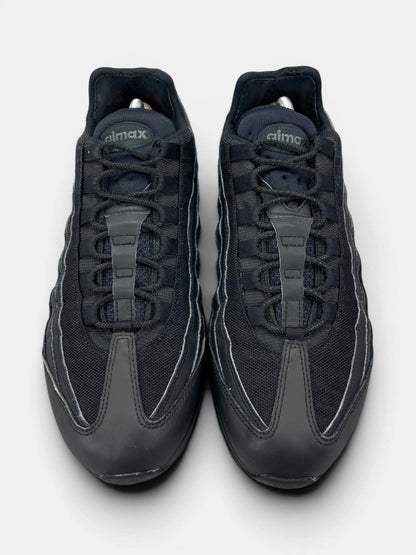 Nike Air Max 95 Essential Triple Black — buty sportowe męskie w bardzo dobrym stanie rozmiar 44.5, widok z góry