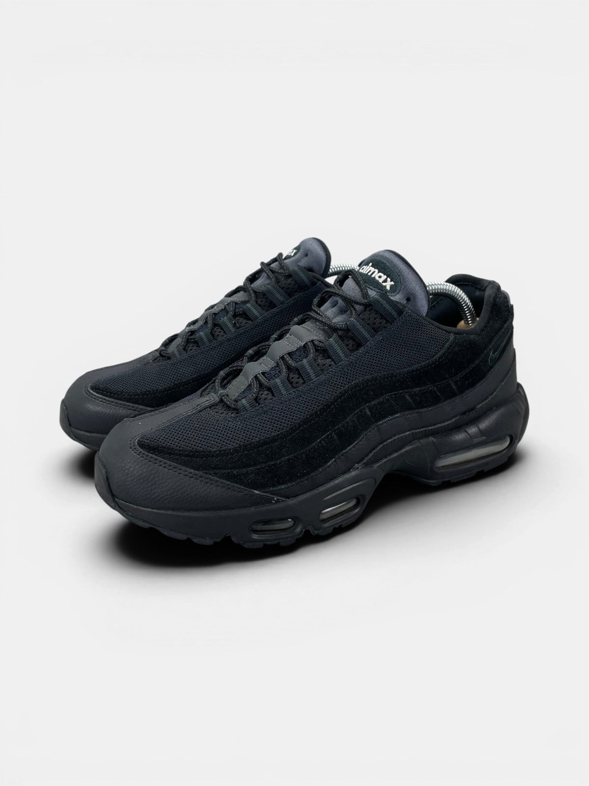 Nike Air Max 95 Essential Triple Black — buty sportowe męskie w bardzo dobrym stanie rozmiar 43, widok z boku