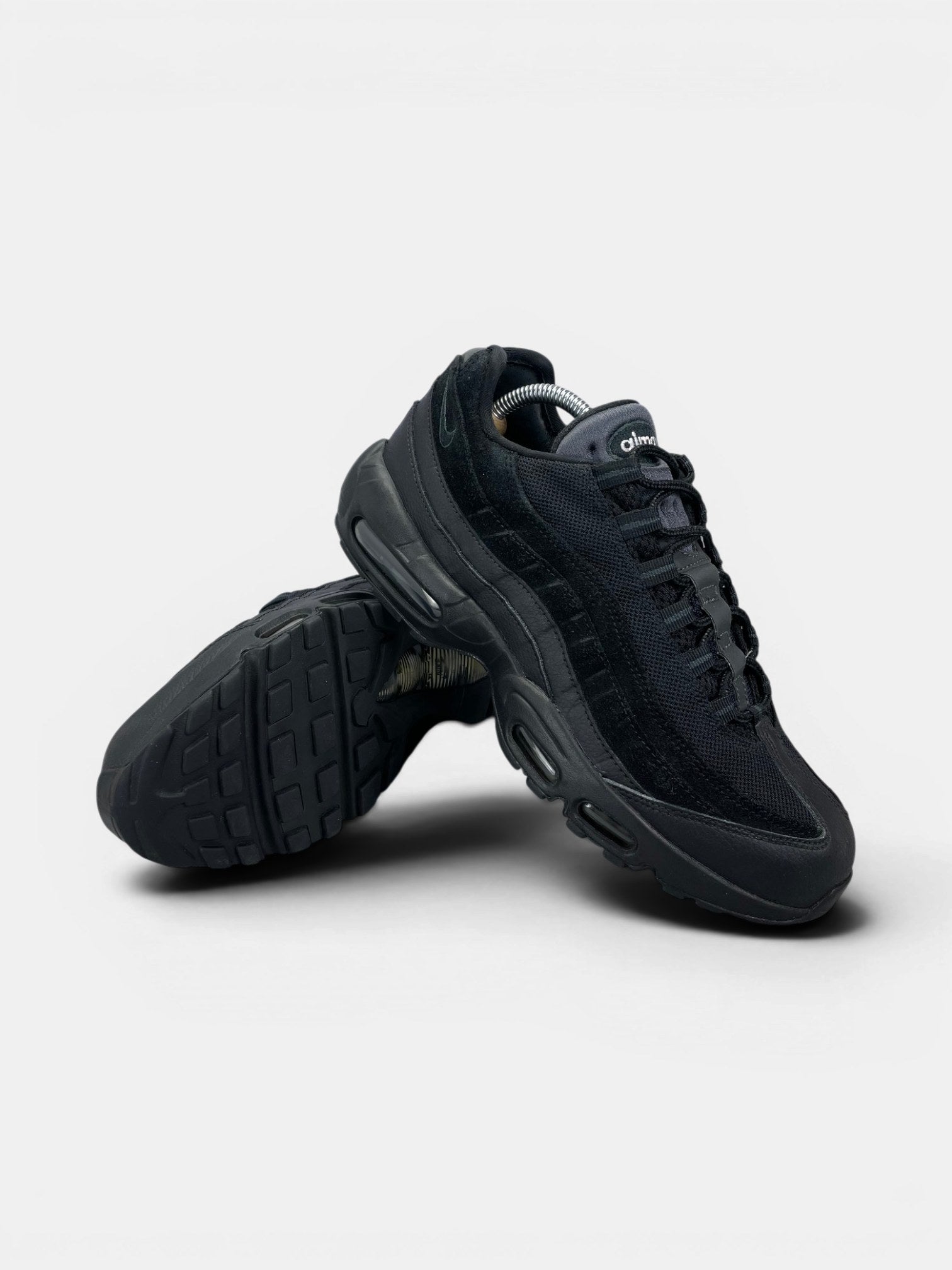 Nike Air Max 95 Essential Triple Black — buty sportowe męskie w bardzo dobrym stanie rozmiar 43, boczny profil