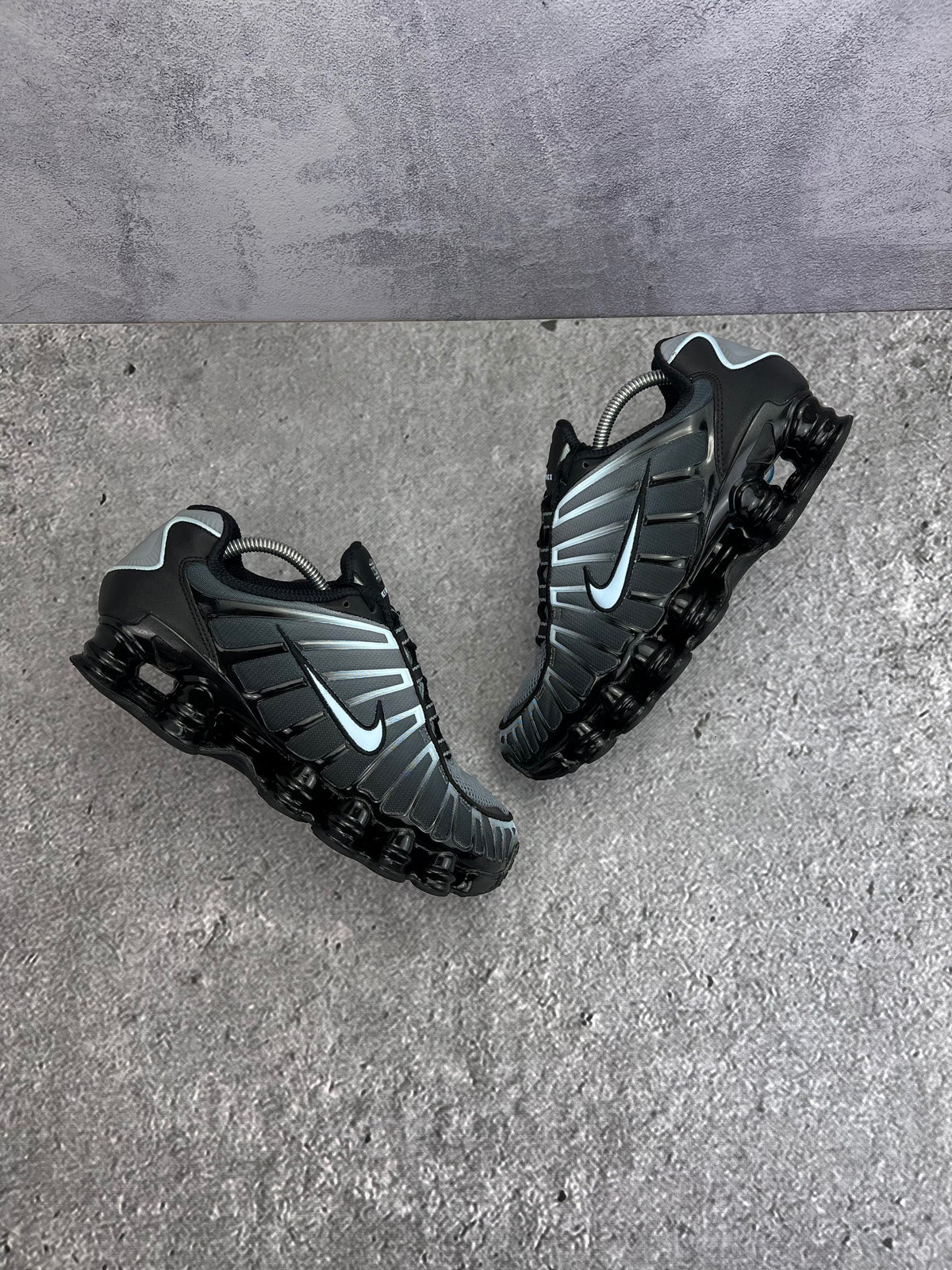 Nike Shox TL Black Celestine Blue — buty sportowe męskie w bardzo dobrym stanie rozmiar 42.5, widok z góry na zewnętrzną stronę butów