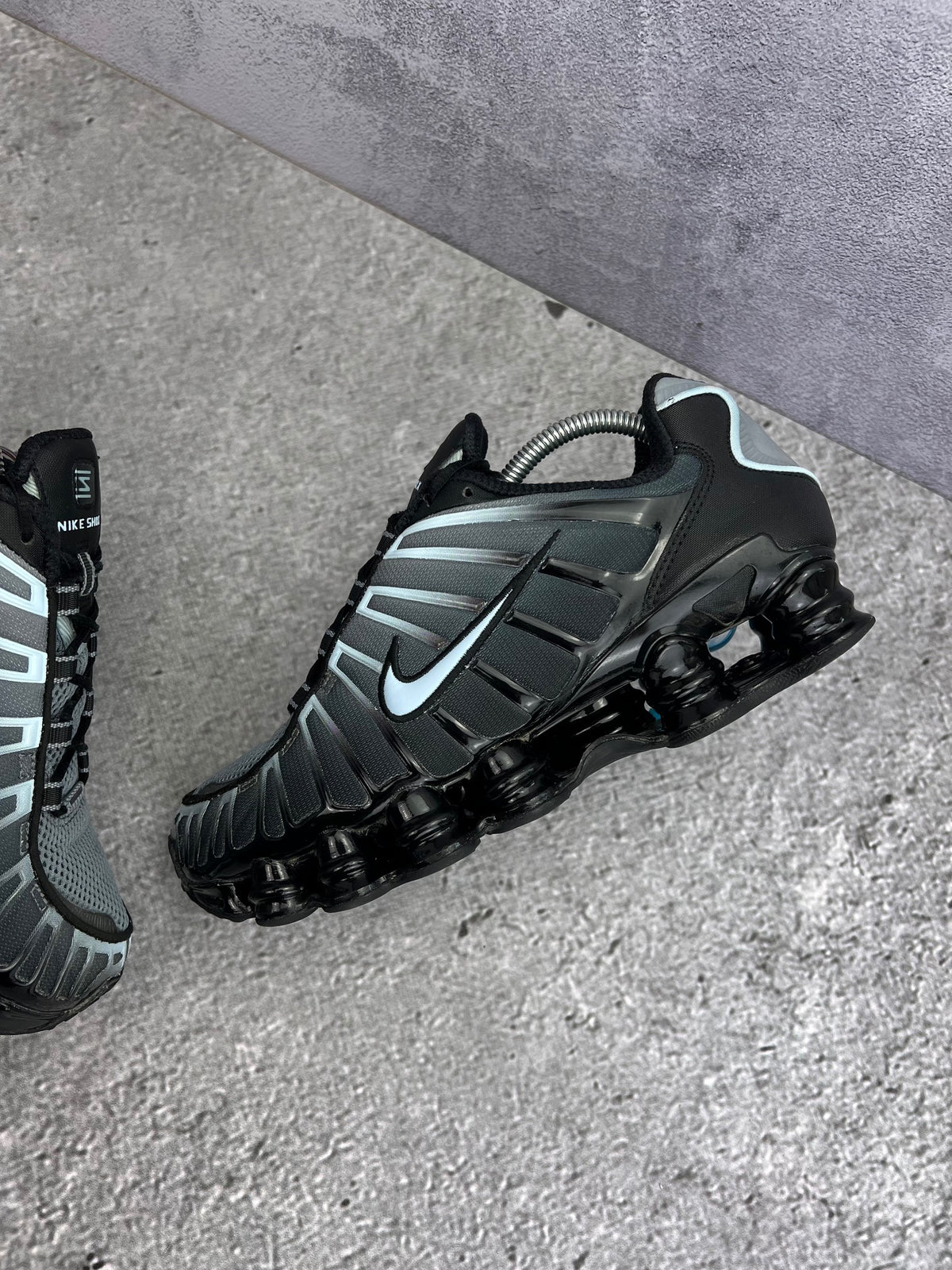 Nike Shox TL Black Celestine Blue — buty sportowe męskie w bardzo dobrym stanie rozmiar 42.5, zewnętrzny panel lewego buta