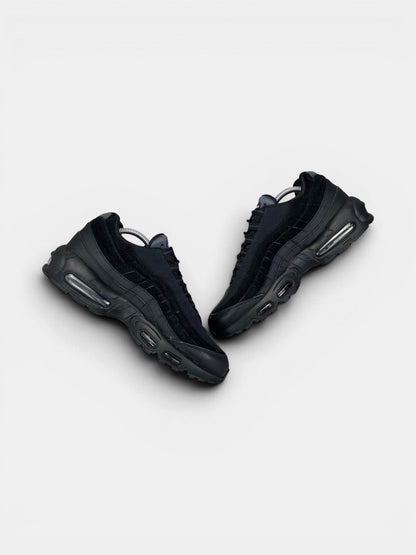 Nike Air Max 95 Essential Triple Black — buty sportowe męskie w bardzo dobrym stanie rozmiar 43, zewnętrzny panel prawego buta