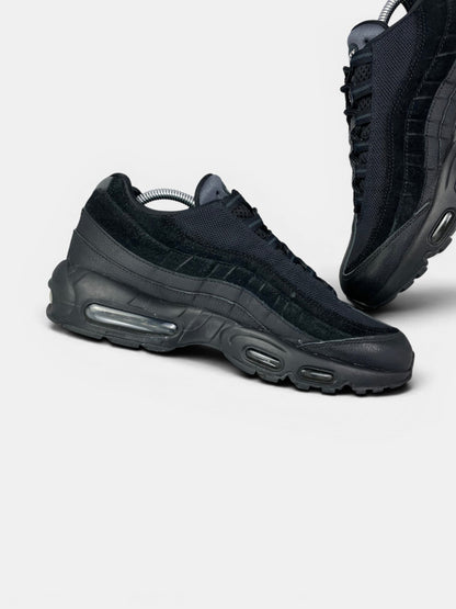 Nike Air Max 95 Essential Triple Black — buty sportowe męskie w bardzo dobrym stanie rozmiar 43, wewnętrzny panel lewego buta