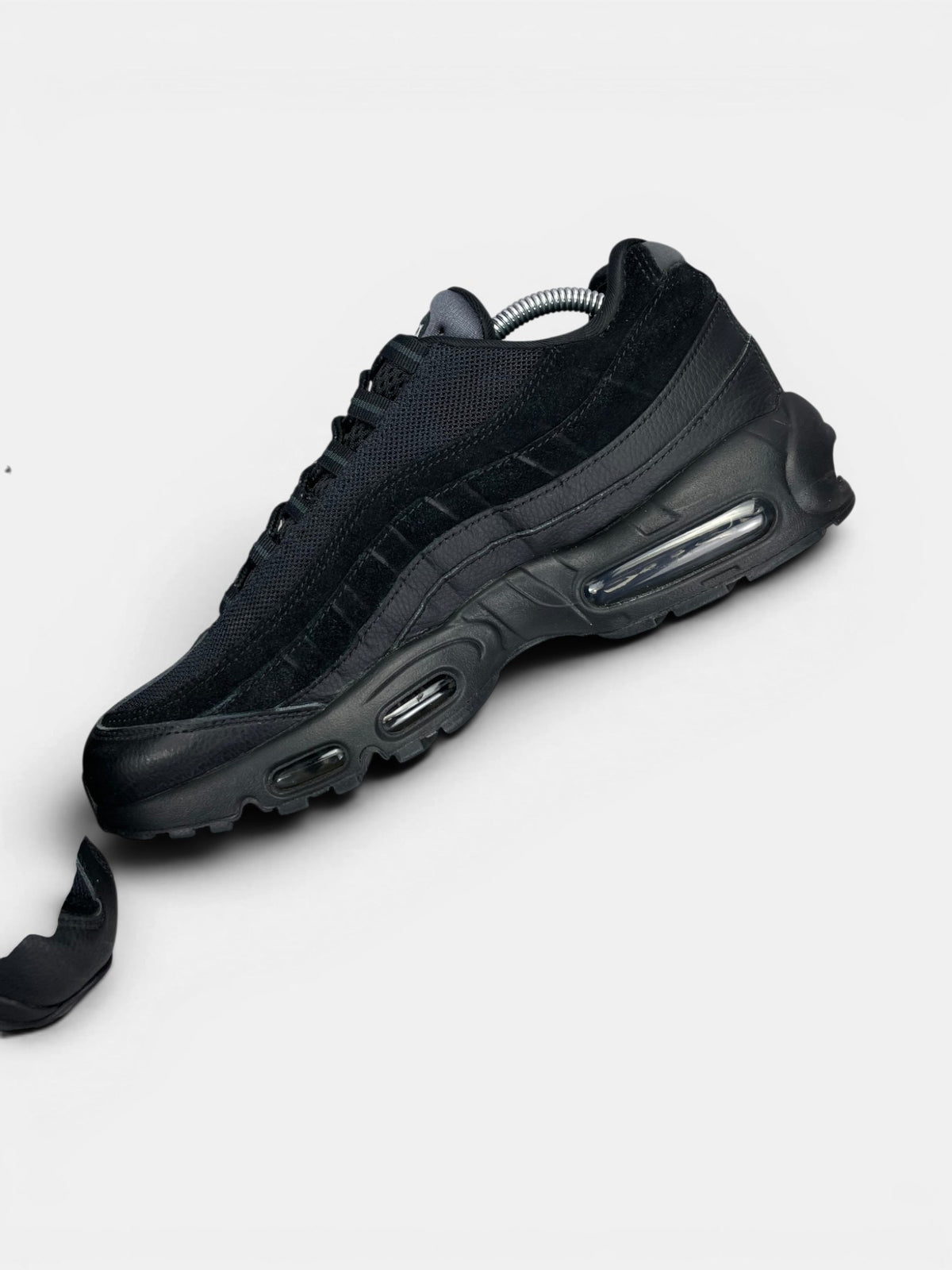 Nike Air Max 95 Essential Triple Black — buty sportowe męskie w bardzo dobrym stanie rozmiar 43, wewnętrzny panel prawego buta