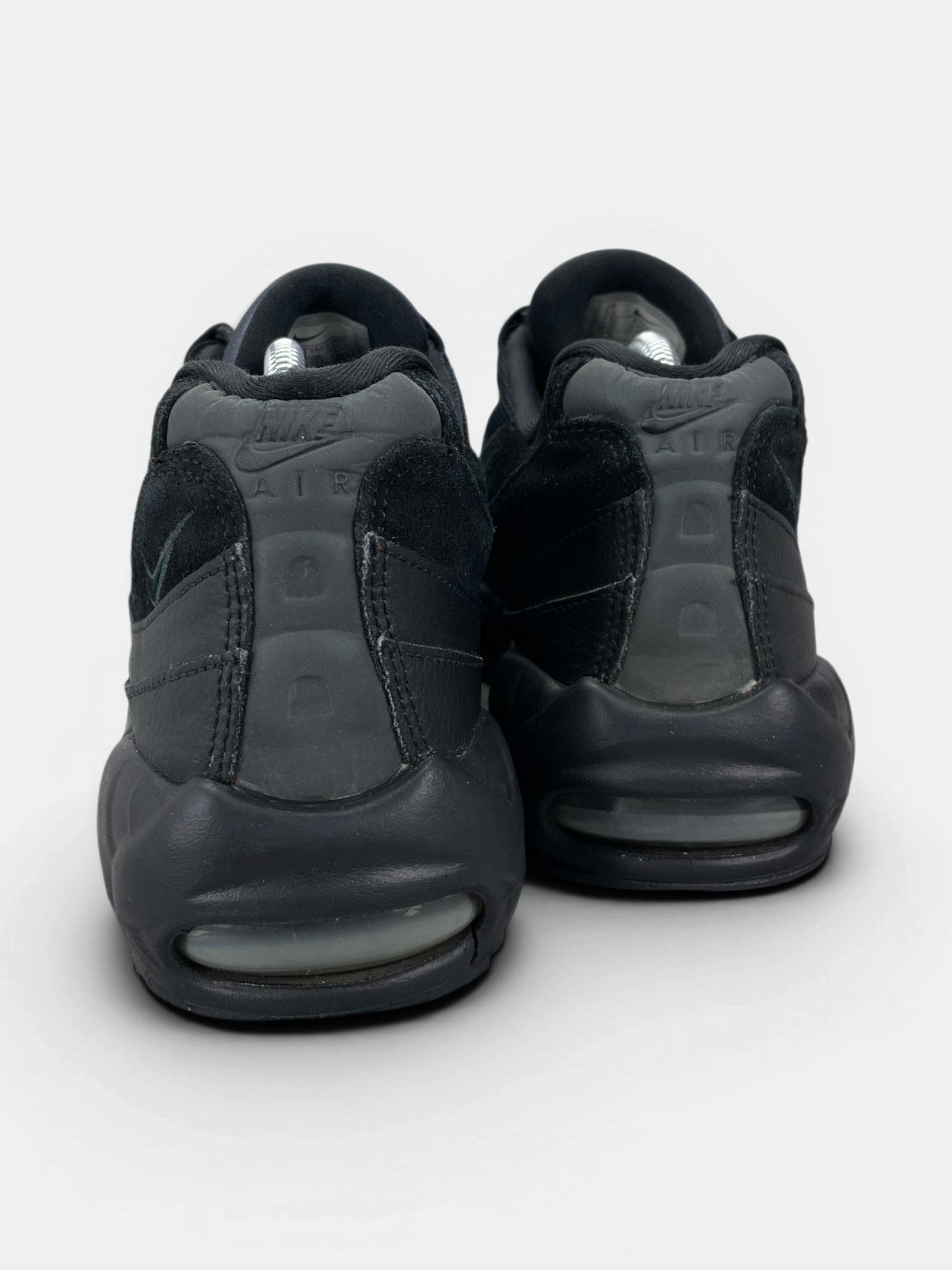 Nike Air Max 95 Essential Triple Black — buty sportowe męskie w bardzo dobrym stanie rozmiar 43, widok z tyłu