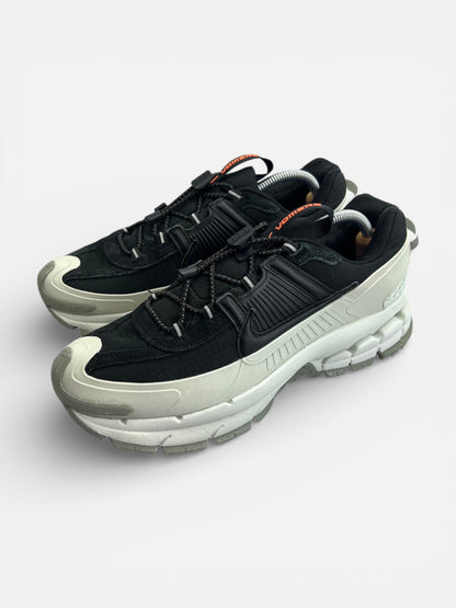 Nike Zoom Vomero Roam Black Light Silver — buty sportowe męskie w bardzo dobrym stanie rozmiar 42.5, widok z boku