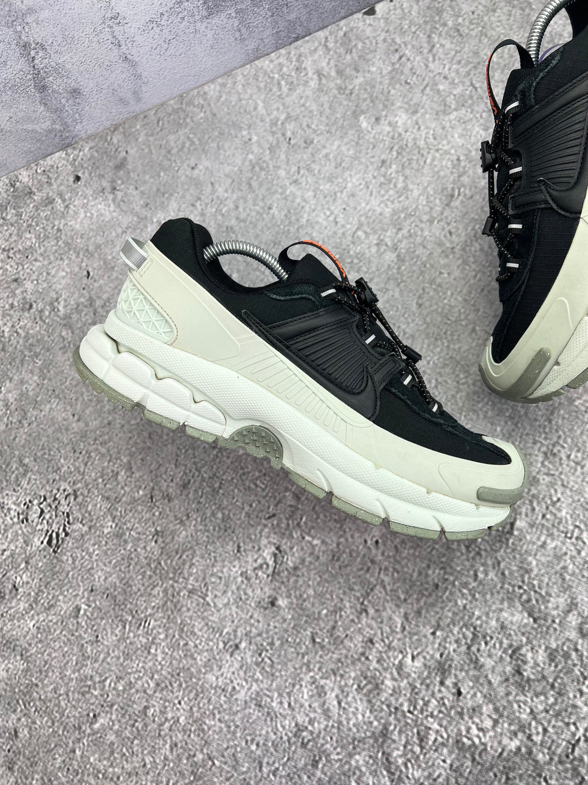 Nike Zoom Vomero Roam Black Light Silver — buty sportowe męskie w bardzo dobrym stanie rozmiar 42.5, zewnętrzny panel prawego buta