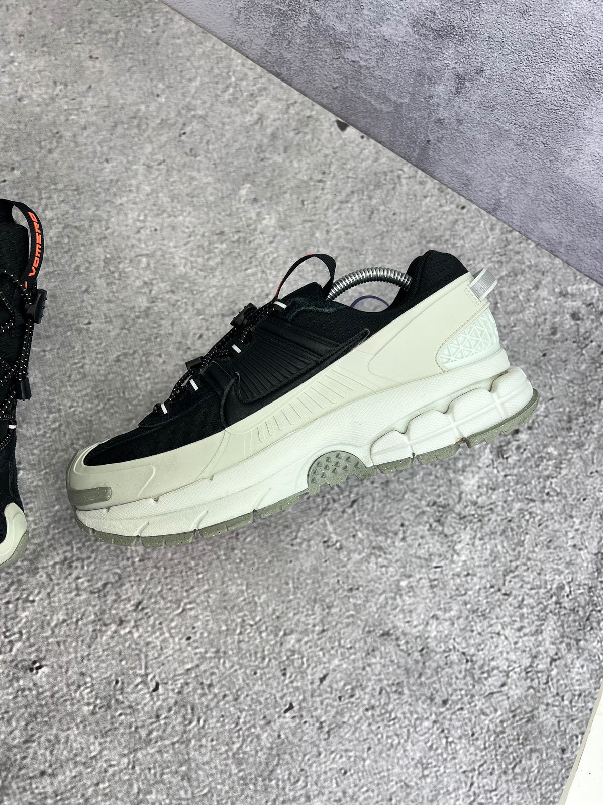 Nike Zoom Vomero Roam Black Light Silver — buty sportowe męskie w bardzo dobrym stanie rozmiar 42.5, zewnętrzny panel lewego buta