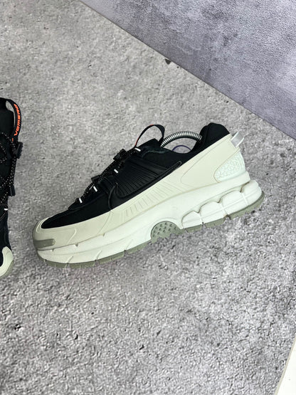 Nike Zoom Vomero Roam Black Light Silver — buty sportowe męskie w bardzo dobrym stanie rozmiar 42.5, zewnętrzny panel lewego buta