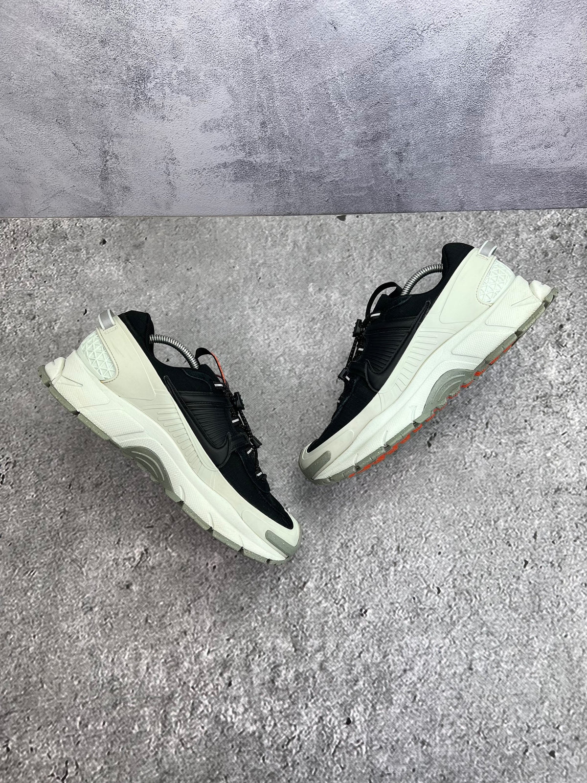 Nike Zoom Vomero Roam Black Light Silver — buty sportowe męskie w bardzo dobrym stanie rozmiar 42.5, widok z góry na wewnętrzną stronę butów