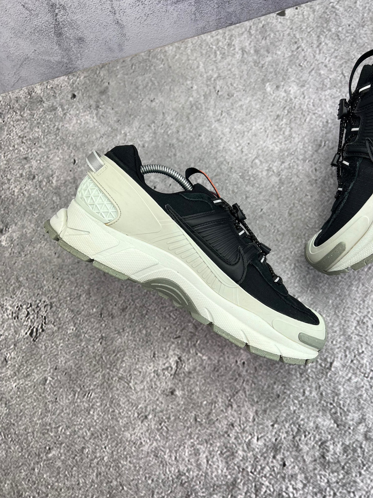 Nike Zoom Vomero Roam Black Light Silver — buty sportowe męskie w bardzo dobrym stanie rozmiar 42.5, wewnętrzny panel lewego buta