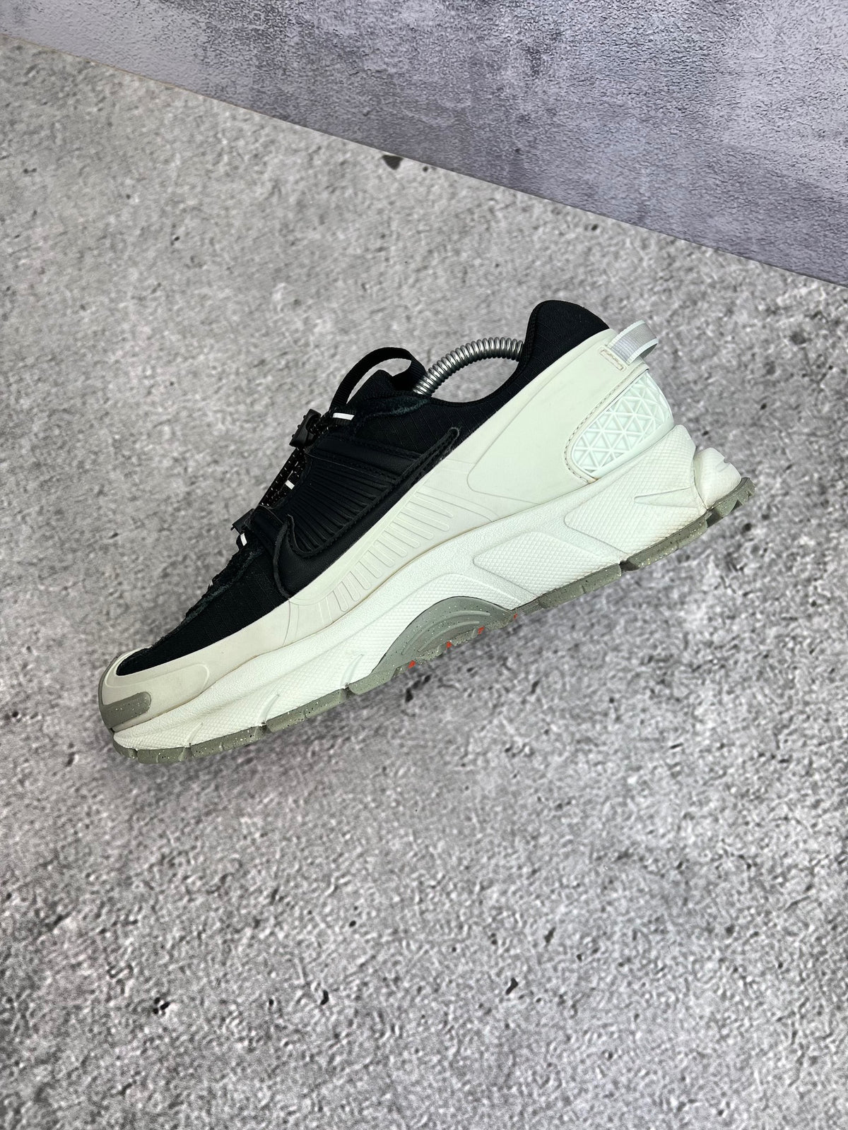 Nike Zoom Vomero Roam Black Light Silver — buty sportowe męskie w bardzo dobrym stanie rozmiar 42.5, wewnętrzny panel prawego buta