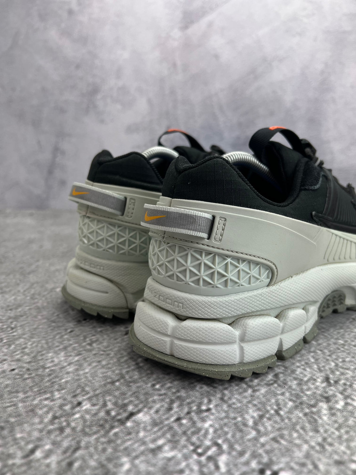 Nike Zoom Vomero Roam Black Light Silver — buty sportowe męskie w bardzo dobrym stanie rozmiar 42.5, widok z góry
