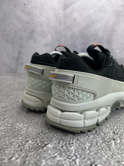 Nike Zoom Vomero Roam Black Light Silver — buty sportowe męskie w bardzo dobrym stanie rozmiar 42.5, widok z góry