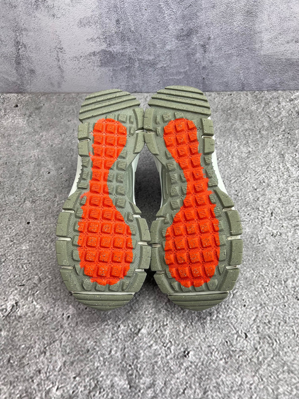 Nike Zoom Vomero Roam Black Light Silver — buty sportowe męskie w bardzo dobrym stanie rozmiar 42.5, widok z tyłu