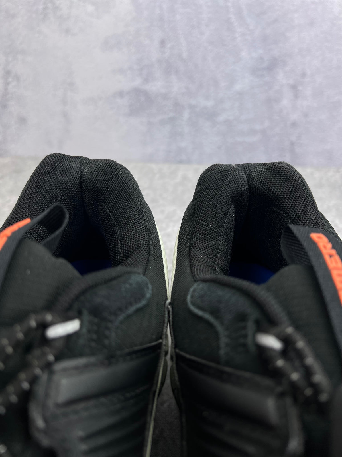 Nike Zoom Vomero Roam Black Light Silver — buty sportowe męskie w bardzo dobrym stanie rozmiar 42.5, zapiętki butów