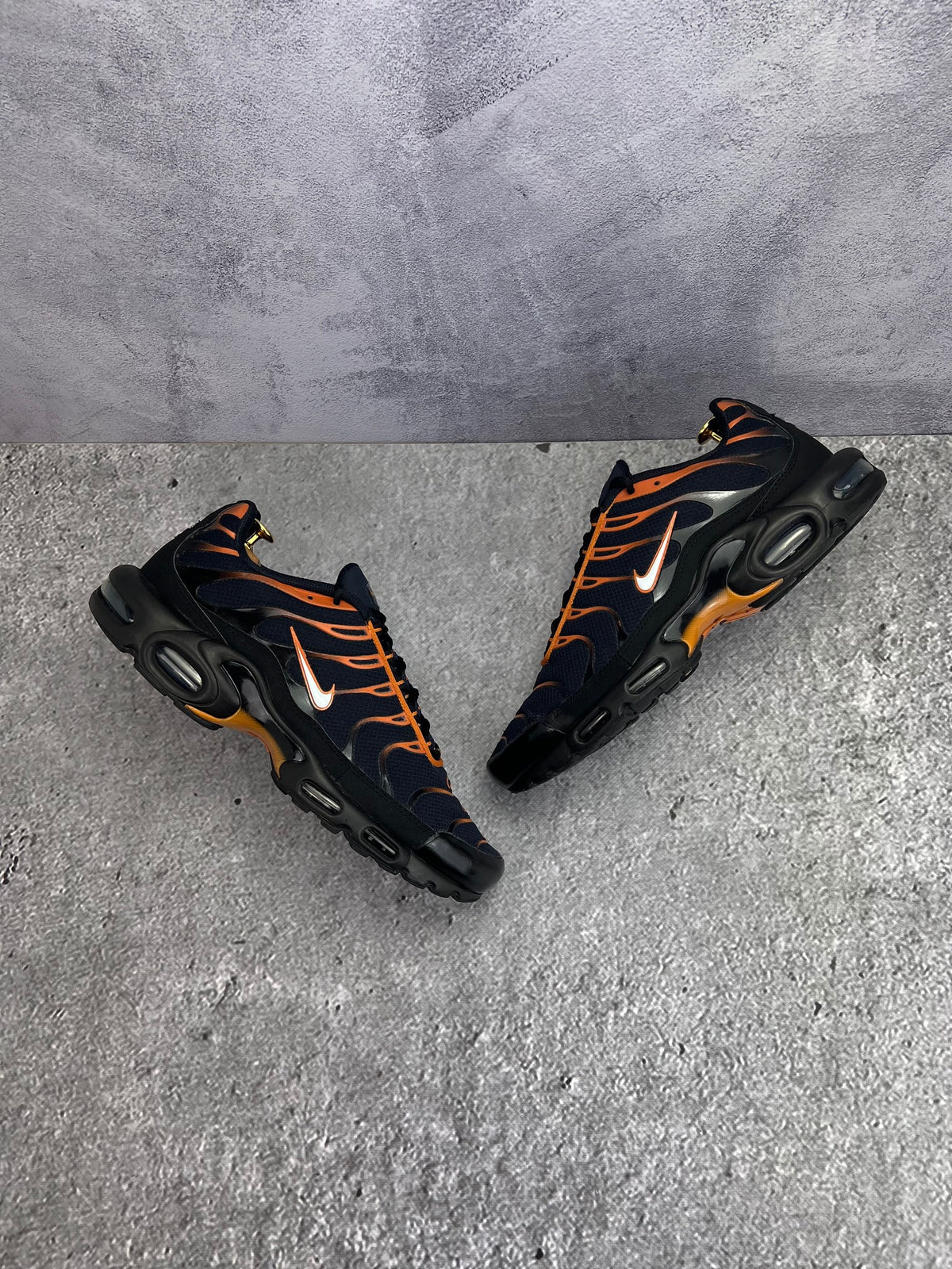 Nike Air Max Plus Dark Obsidian Monarch — buty sportowe męskie w bardzo dobrym stanie rozmiar 47.5, widok z góry na zewnętrzną stronę butów