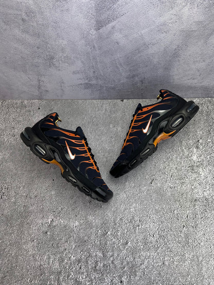 Nike Air Max Plus Dark Obsidian Monarch — buty sportowe męskie w bardzo dobrym stanie rozmiar 47.5, widok z góry na zewnętrzną stronę butów