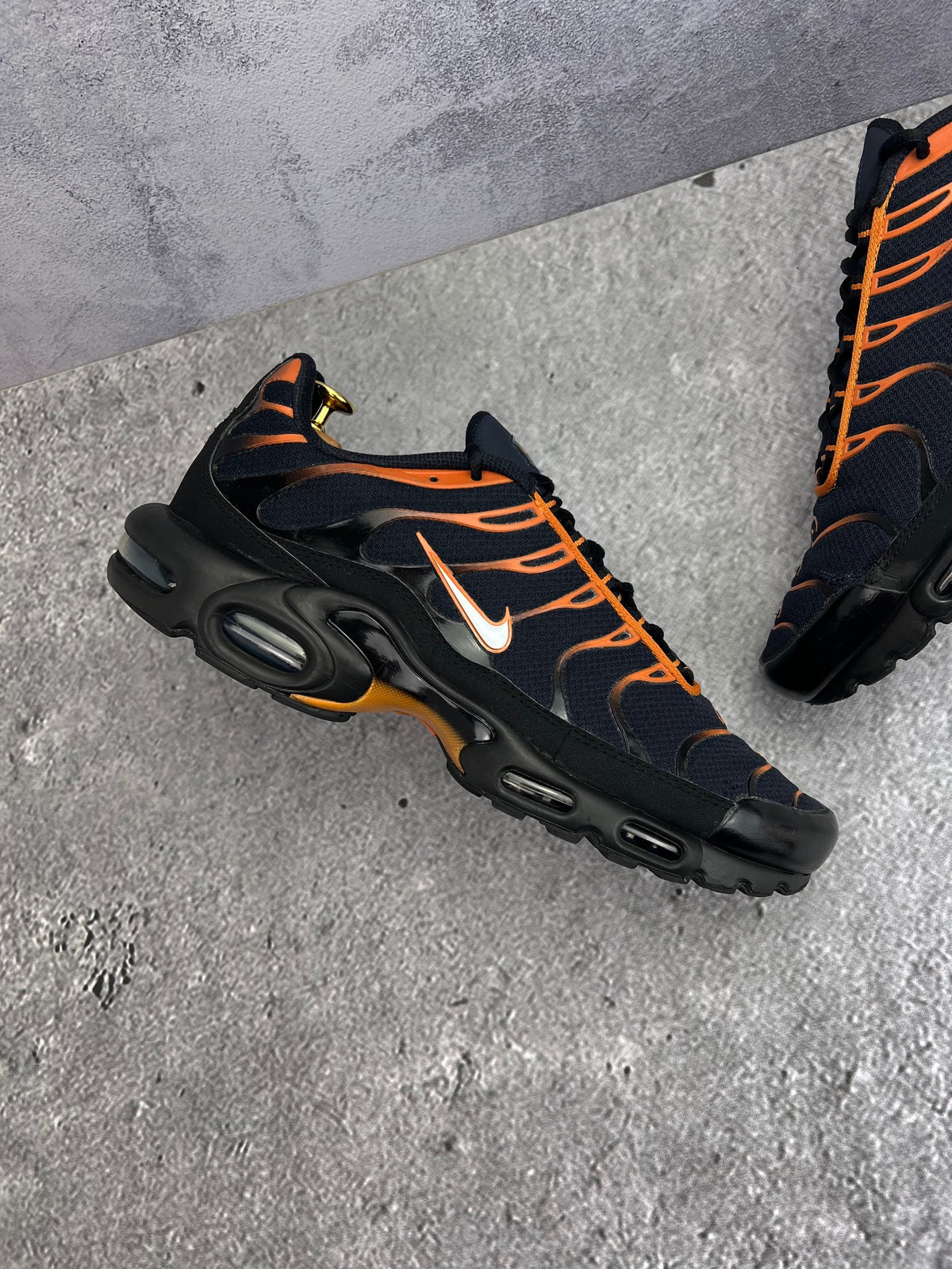 Nike Air Max Plus Dark Obsidian Monarch — buty sportowe męskie w bardzo dobrym stanie rozmiar 47.5, zewnętrzny panel prawego buta