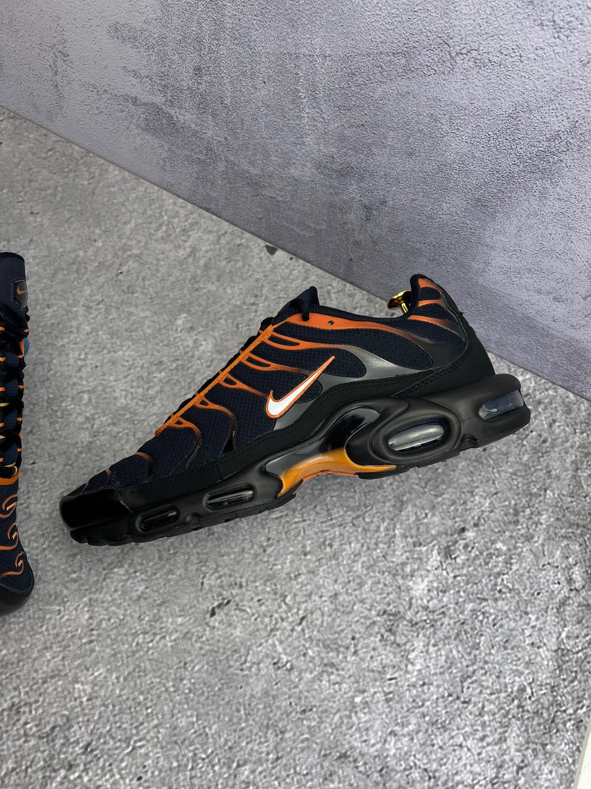 Nike Air Max Plus Dark Obsidian Monarch — buty sportowe męskie w bardzo dobrym stanie rozmiar 47.5, zewnętrzny panel lewego buta