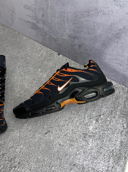 Nike Air Max Plus Dark Obsidian Monarch — buty sportowe męskie w bardzo dobrym stanie rozmiar 47.5, zewnętrzny panel lewego buta