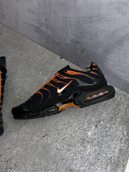 Nike Air Max Plus Dark Obsidian Monarch — buty sportowe męskie w bardzo dobrym stanie rozmiar 47.5, wewnętrzny panel prawego buta