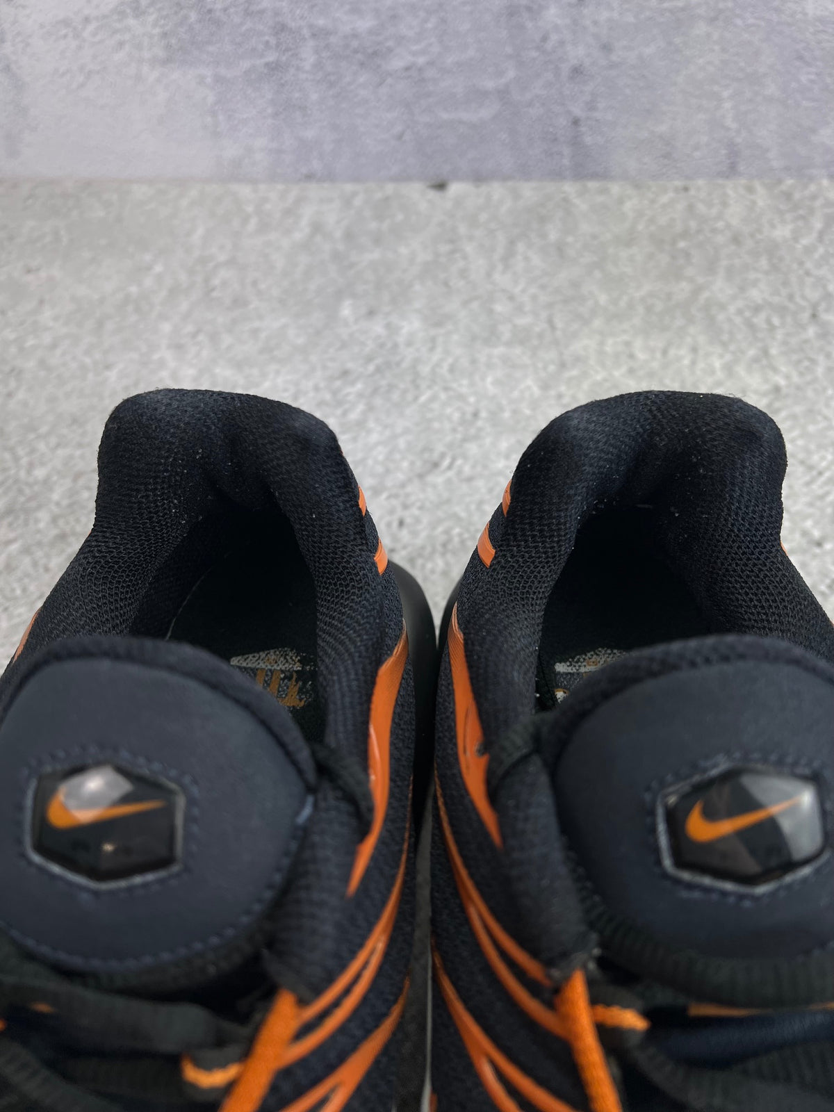 Nike Air Max Plus Dark Obsidian Monarch — buty sportowe męskie w bardzo dobrym stanie rozmiar 47.5, zapiętki butów