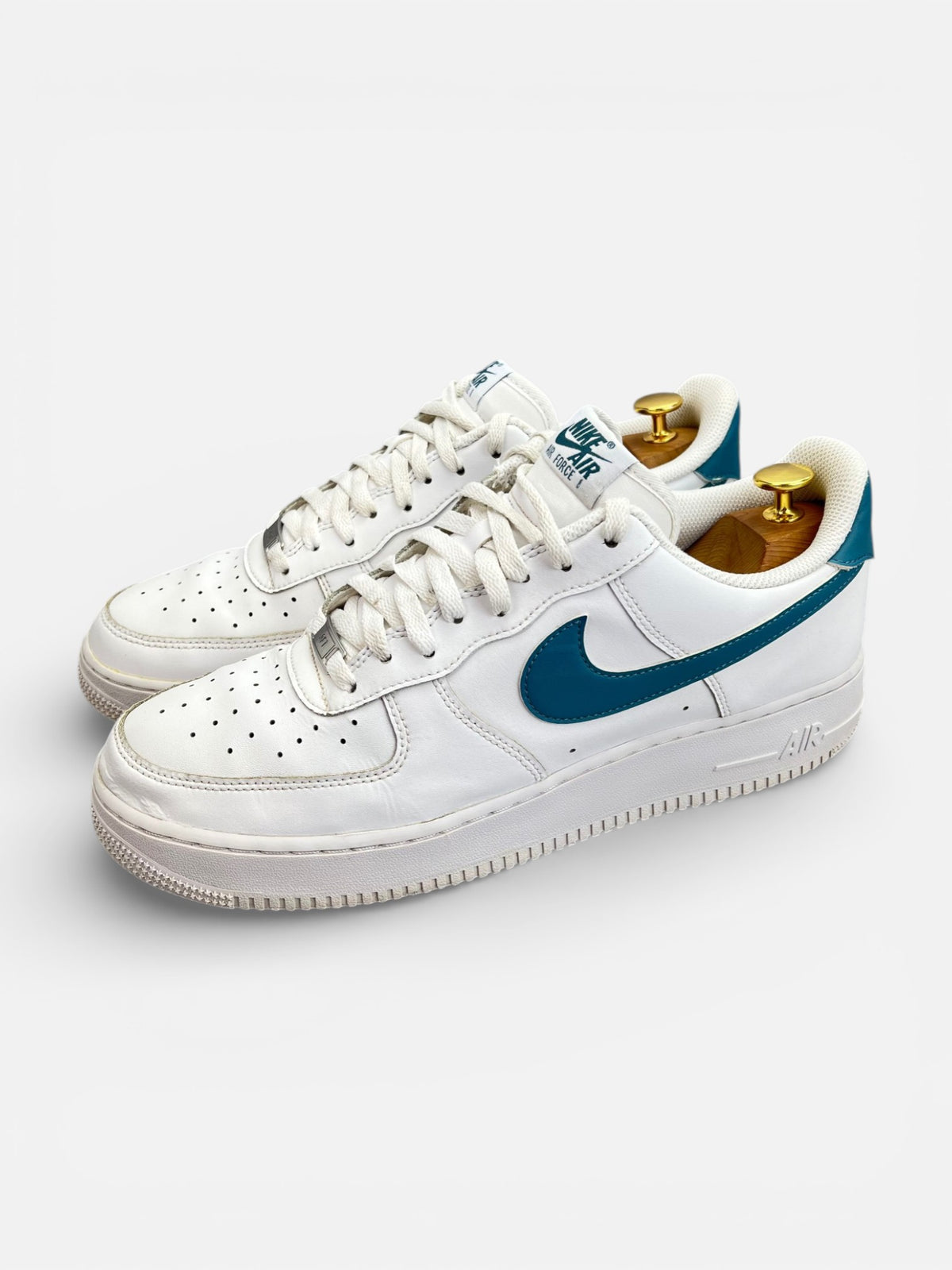 Nike Air Force 1 ’07 — buty sportowe męskie w bardzo dobrym stanie rozmiar 46, widok z boku