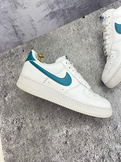 Nike Air Force 1 ’07 — buty sportowe męskie w bardzo dobrym stanie rozmiar 46, widok z góry na zewnętrzną stronę butów