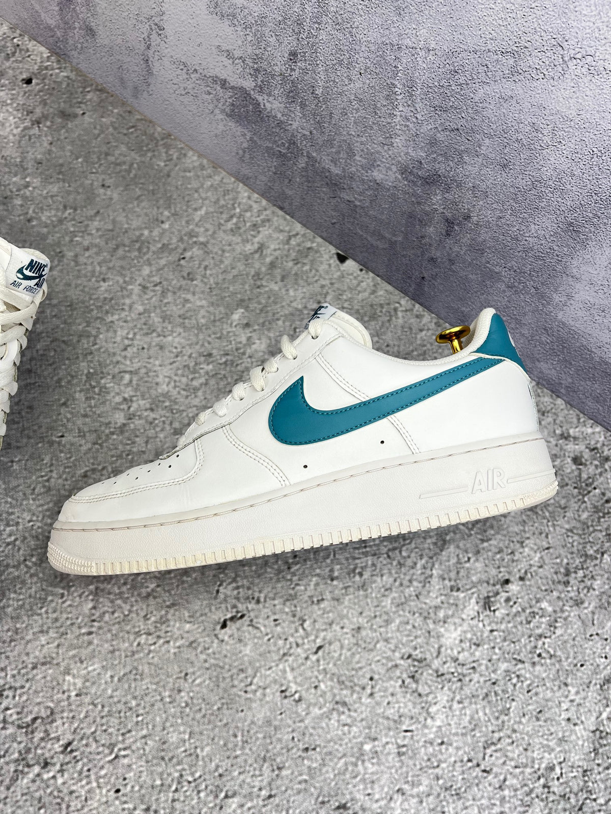 Nike Air Force 1 ’07 — buty sportowe męskie w bardzo dobrym stanie rozmiar 46, zewnętrzny panel prawego buta