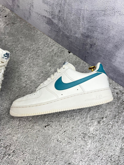 Nike Air Force 1 ’07 — buty sportowe męskie w bardzo dobrym stanie rozmiar 46, zewnętrzny panel prawego buta