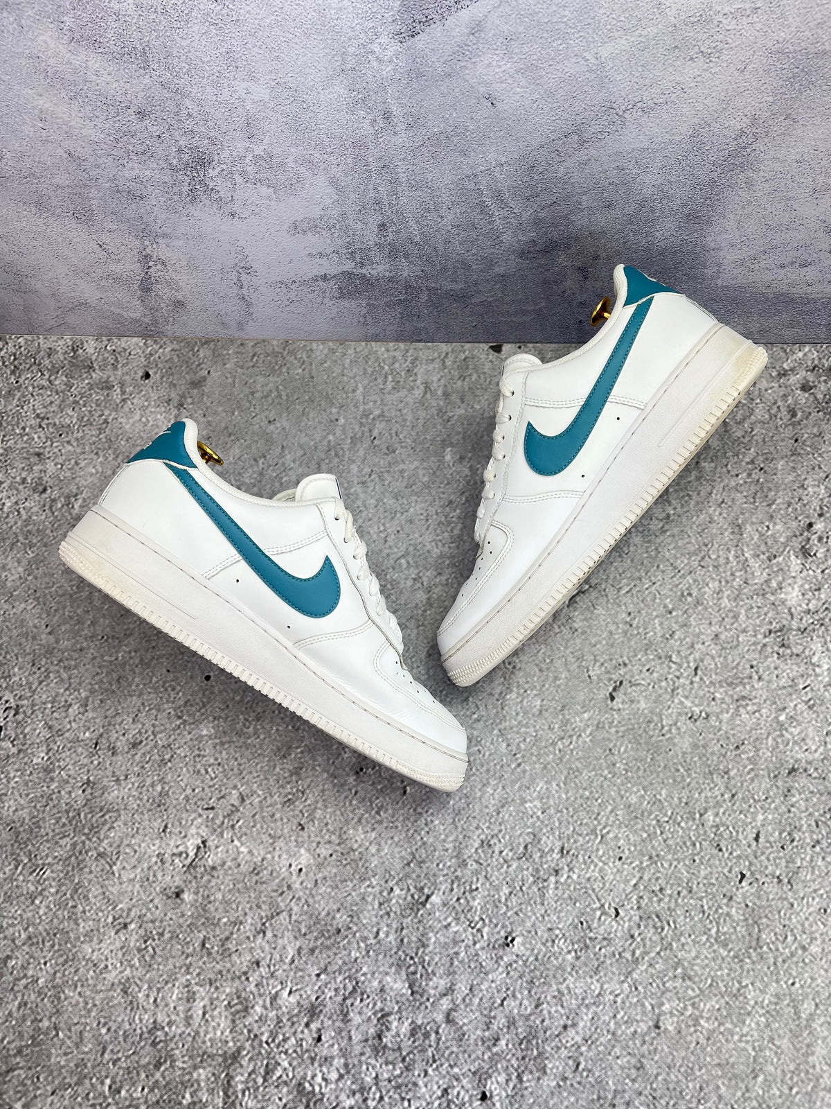 Nike Air Force 1 ’07 — buty sportowe męskie w bardzo dobrym stanie rozmiar 46, zewnętrzny panel lewego buta