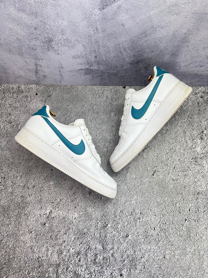 Nike Air Force 1 ’07 — buty sportowe męskie w bardzo dobrym stanie rozmiar 46, zewnętrzny panel lewego buta