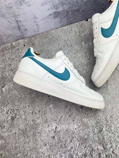 Nike Air Force 1 ’07 — buty sportowe męskie w bardzo dobrym stanie rozmiar 46, widok z góry na wewnętrzną stronę butów