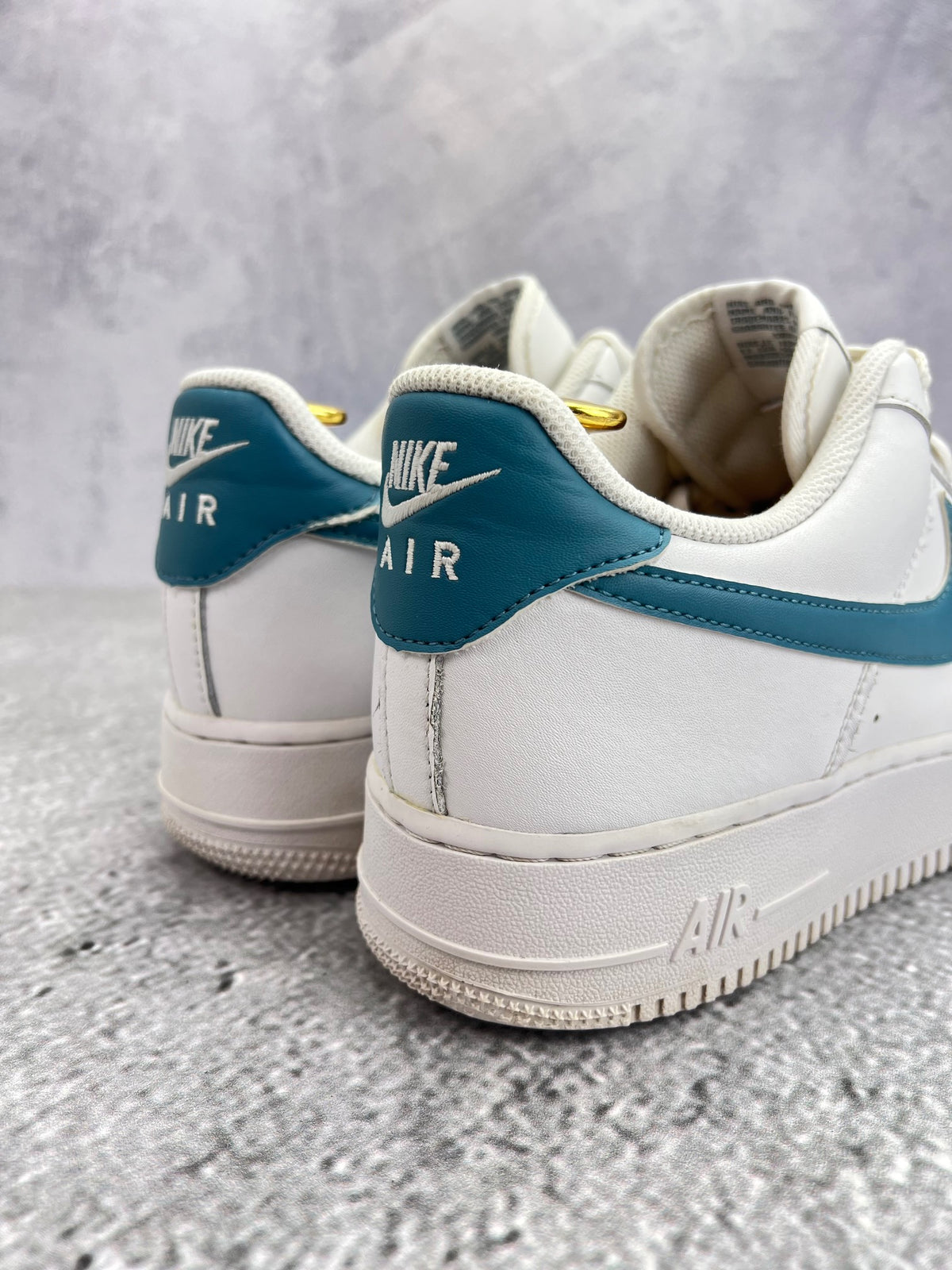 Nike Air Force 1 ’07 — buty sportowe męskie w bardzo dobrym stanie rozmiar 46, wewnętrzny panel prawego buta