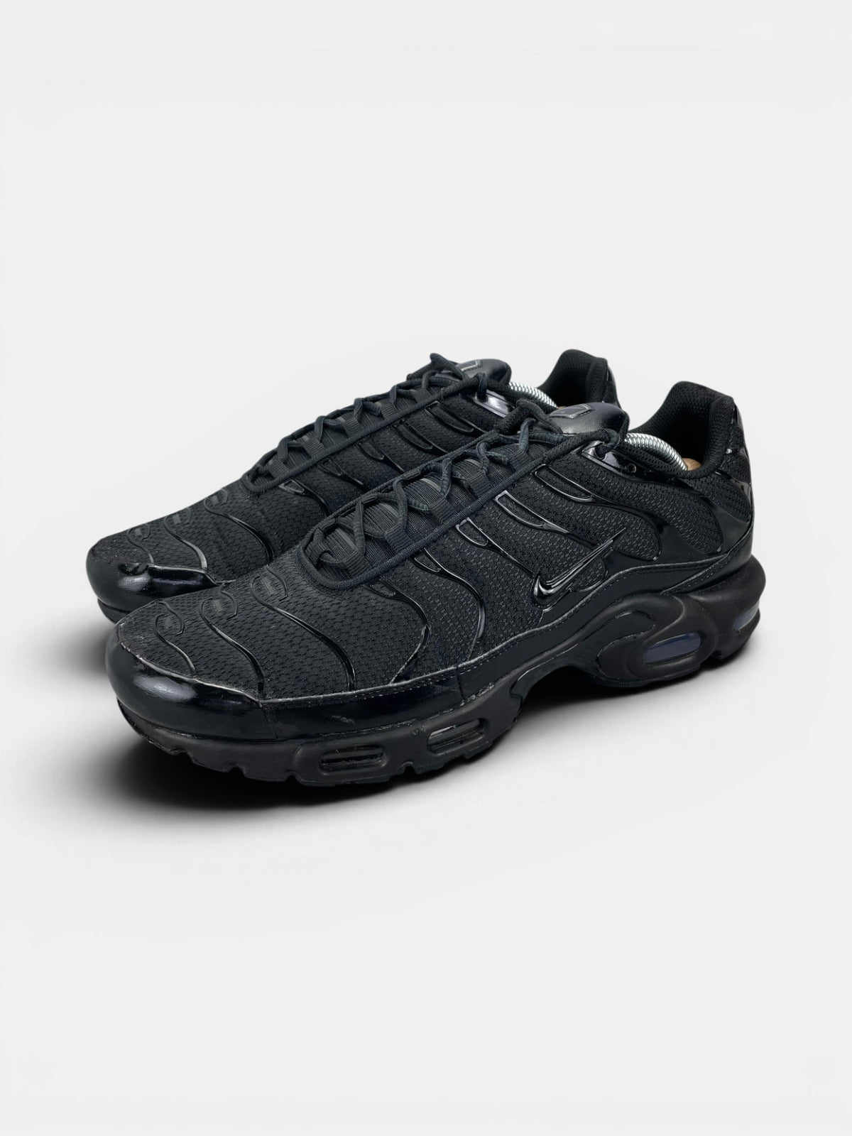 Nike Air Max Plus Triple Black — buty sportowe męskie w bardzo dobrym stanie rozmiar 45, widok z boku