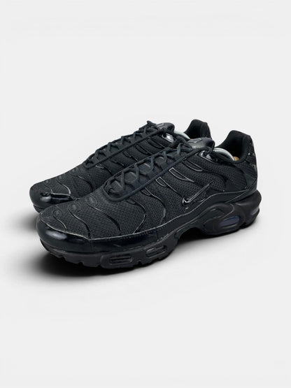 Nike Air Max Plus Triple Black — buty sportowe męskie w bardzo dobrym stanie rozmiar 45, widok z boku