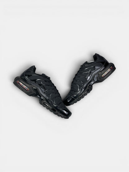 Nike Air Max Plus Triple Black — buty sportowe męskie w bardzo dobrym stanie rozmiar 45, zewnętrzny panel prawego buta