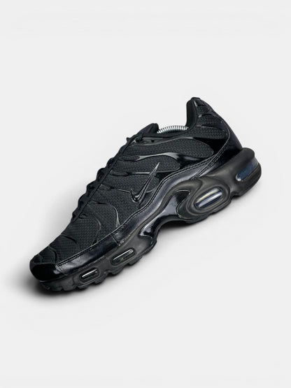 Nike Air Max Plus Triple Black — buty sportowe męskie w bardzo dobrym stanie rozmiar 45, widok z góry na wewnętrzną stronę butów
