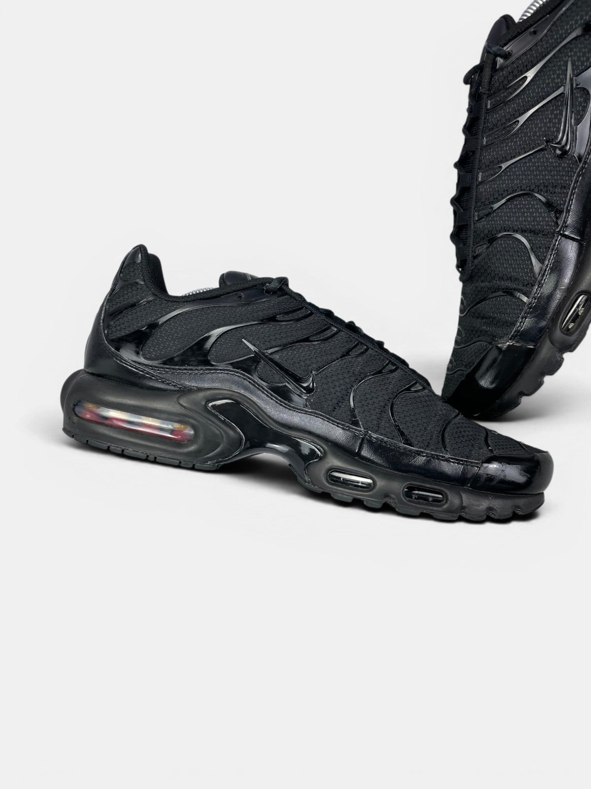 Nike Air Max Plus Triple Black — buty sportowe męskie w bardzo dobrym stanie rozmiar 45, wewnętrzny panel lewego buta