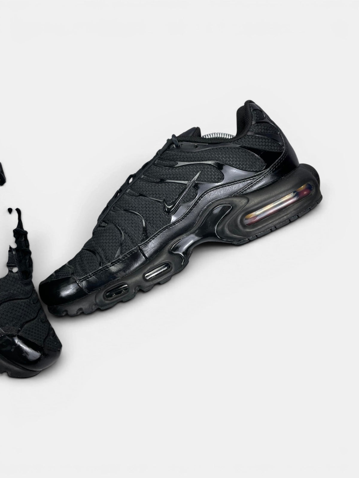 Nike Air Max Plus Triple Black — buty sportowe męskie w bardzo dobrym stanie rozmiar 45, wewnętrzny panel prawego buta