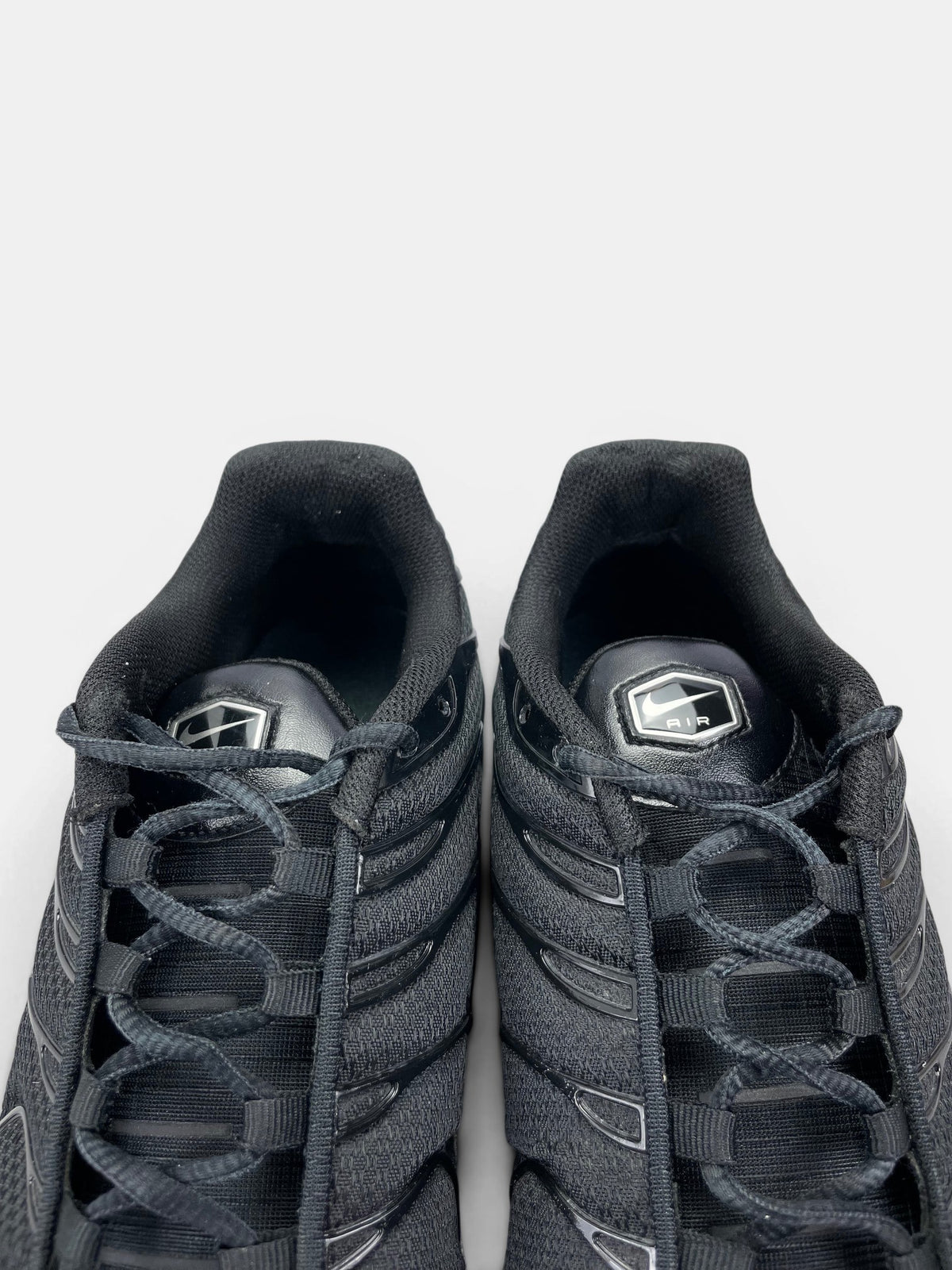 Nike Air Max Plus Triple Black — buty sportowe męskie w bardzo dobrym stanie rozmiar 45, zapiętki butów