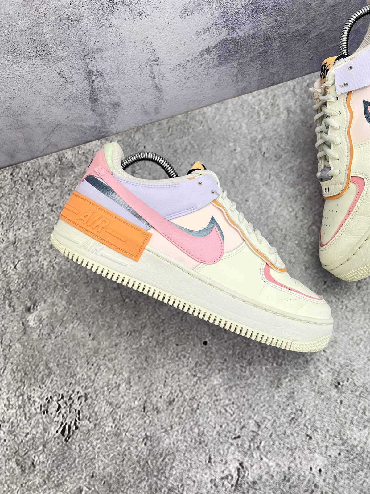 Nike Air Force 1 Shadow Triple White — buty sportowe damskie w bardzo dobrym stanie rozmiar 41, zewnętrzny panel prawego buta