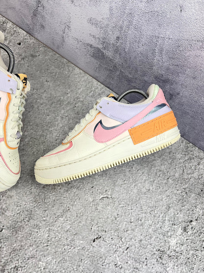 Nike Air Force 1 Shadow Triple White — buty sportowe damskie w bardzo dobrym stanie rozmiar 41, zewnętrzny panel lewego buta