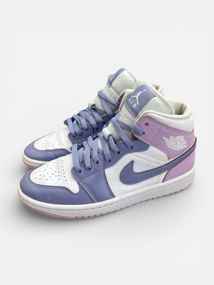 Nike Air Jordan 1 Mid — buty sportowe damskie w dobrym stanie rozmiar 39, widok z boku