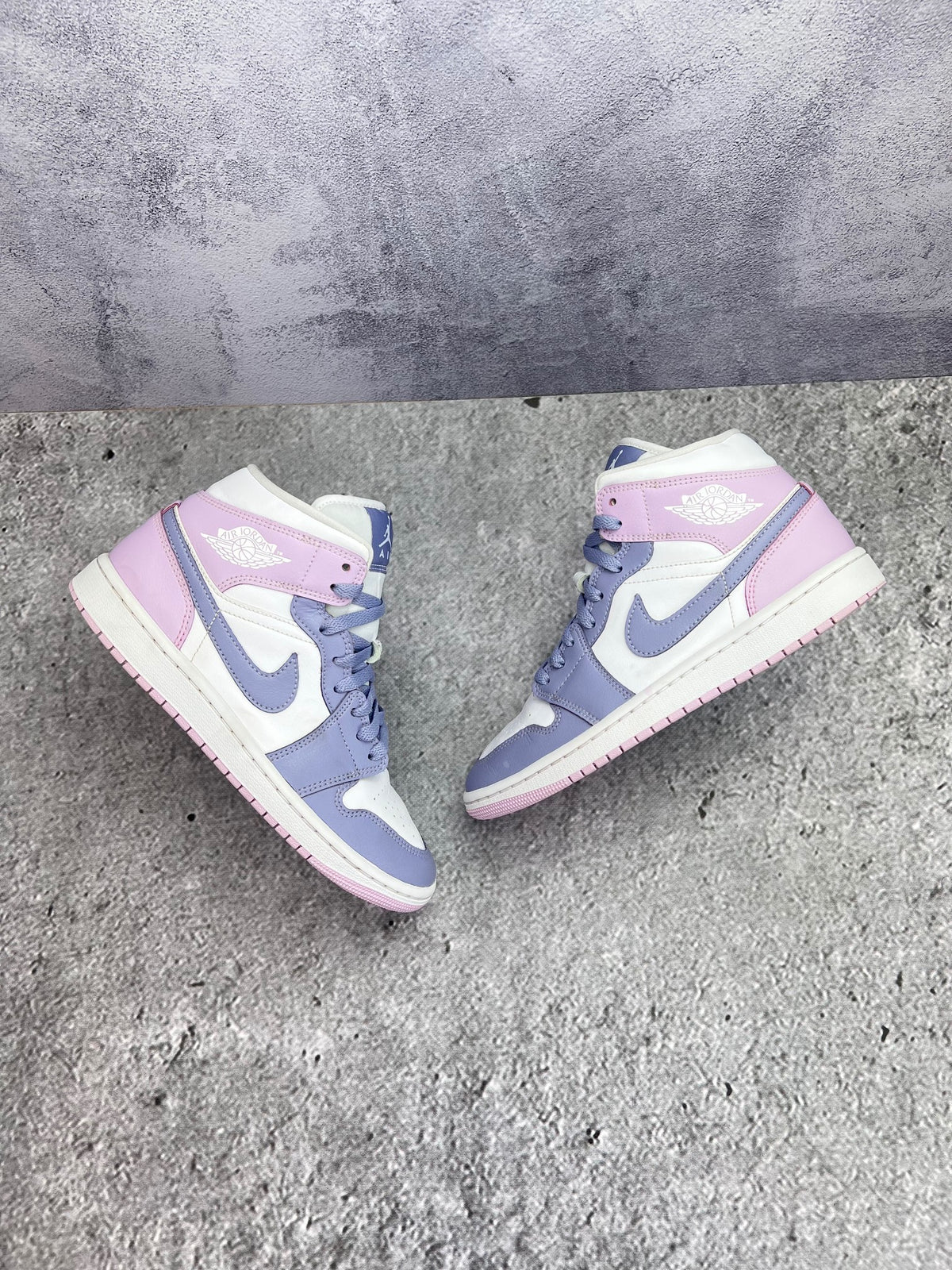 Nike Air Jordan 1 Mid — buty sportowe damskie w dobrym stanie rozmiar 39, widok z góry na zewnętrzną stronę butów