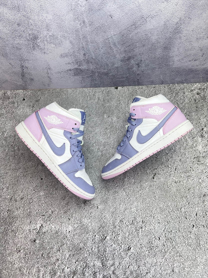 Nike Air Jordan 1 Mid — buty sportowe damskie w dobrym stanie rozmiar 39, widok z góry na zewnętrzną stronę butów