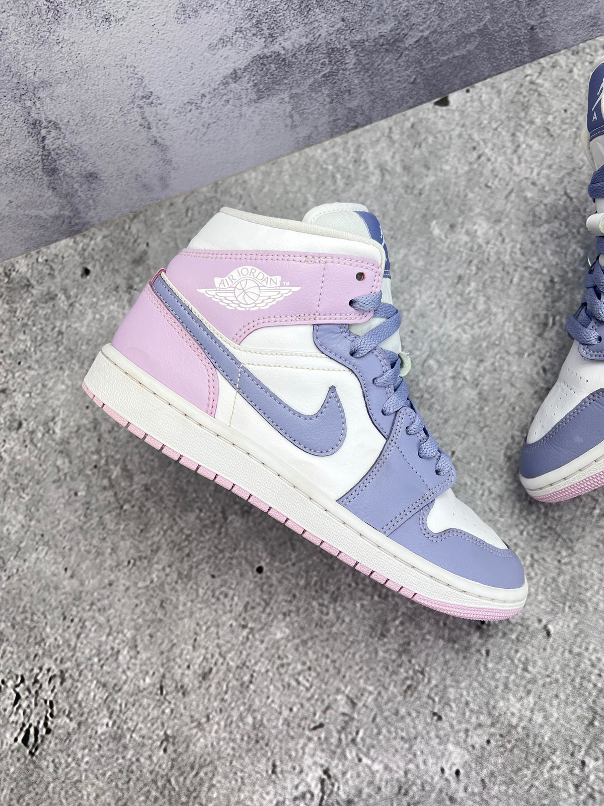 Nike Air Jordan 1 Mid — buty sportowe damskie w dobrym stanie rozmiar 39, zewnętrzny panel prawego buta